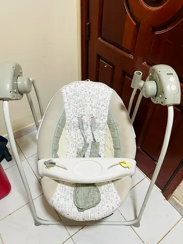 baby swing with tray and music - good condition