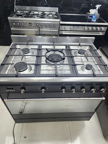 For sale smeg Cooker top gas oven electric new model almost new Condition five burner