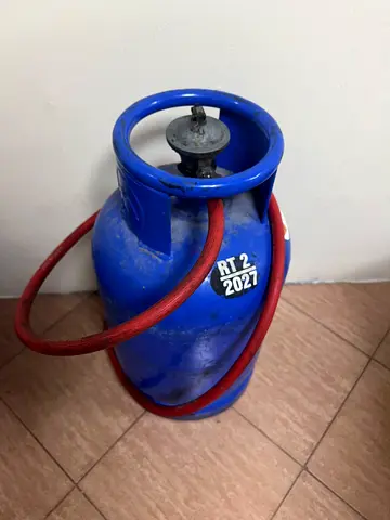 Small blue LPG gas cylinder with hose - used, good condition