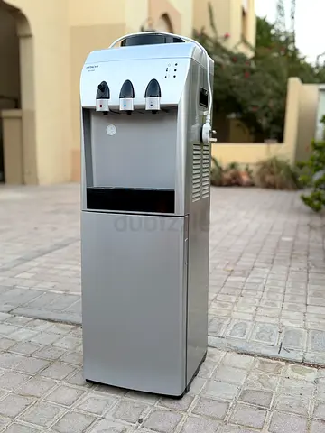 Hitachi Water Dispenser With freezer very good condition for sale