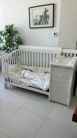 White convertible baby crib with attached changing drawer — good condition