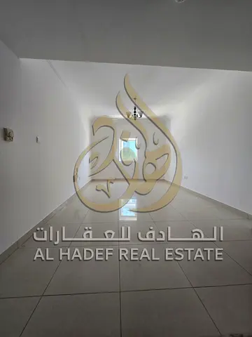 استوديو بموقع مميز في منطقة الخان، قريب من جميع الخدمات والمرافق الحيوية، ومناسب للأفراد الباحثين عن السكن في موقع حيوي.