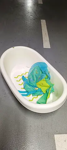 Baby bathtub (plastic) with inflatable support - good used condition