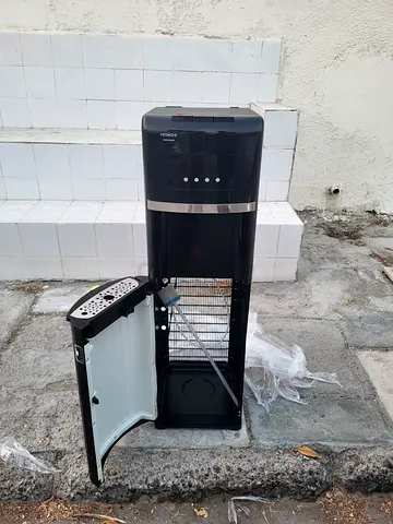 Bottom load water dispenser