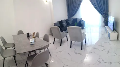 Hot Deal شقة غرفتين وصالة للبيع في أبراج الواحة – عجمان  فرصة مميزة لامتلاك شقة غرفتين وصالة في أبراج الواحة بعجمان، بمساحة واسعة تبلغ 1550 قدم مربع،