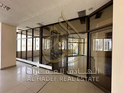 مبنى تجاري مُجدد بالكامل في المجاز 1 — إطلالات بحرية بانورامية + تبريد ومواقف مجانية!