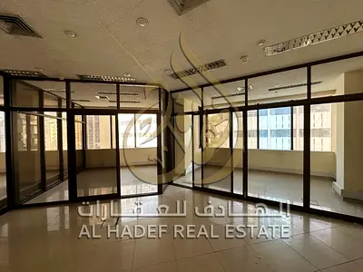 مبنى تجاري مُجدد بالكامل في المجاز 1 — إطلالات بحرية بانورامية + تبريد ومواقف مجانية!
