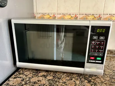 Black & Decker countertop microwave - good working condition