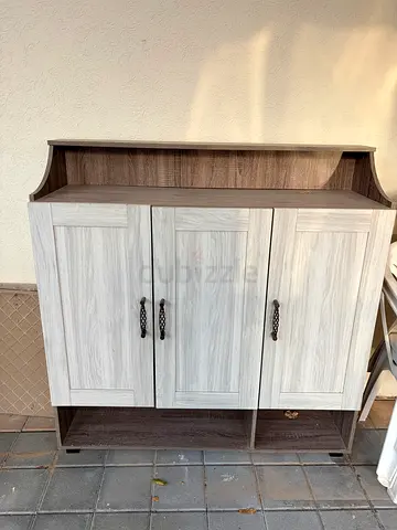 Shoe rack - Light wood storage cabinet with three doors — good condition