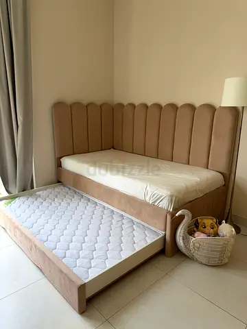 Little Girl's Bed (Nude)