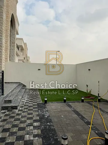 Freehold ownership available to all nationalities. Sold as a pair of villas two villas on a single plot of land * Design suitable for both family li