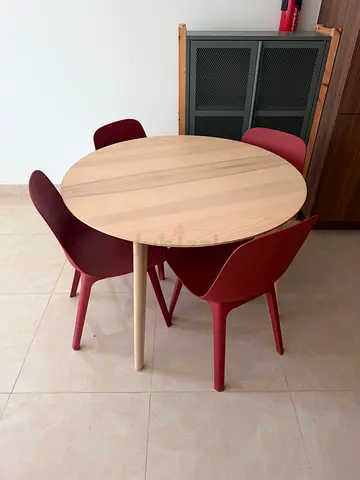 Small round wooden dining table with 4 red chairs - good condition