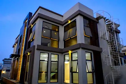 12 cheque payment 5 badroom villa in al quoz Sharjah rent 170k sqft 5000