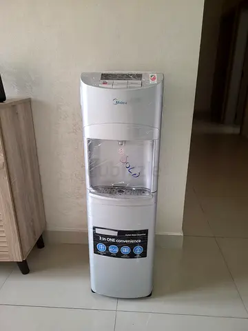Bottom load water dispenser