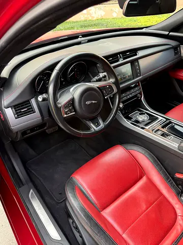 2016 Jaguar XF — фото 3
