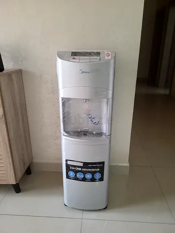Bottom load water dispenser