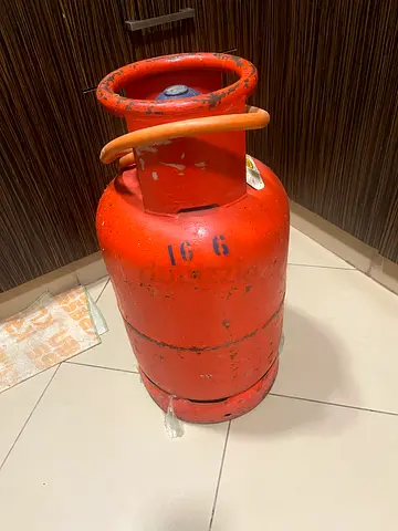 Gas cylinder with pipe full gas