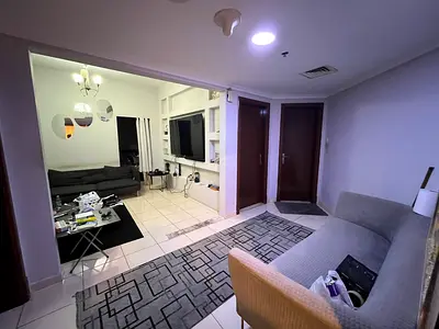للبيع في عجمان – أبراج أورينت (Orient Towers) | شقة إعادة بيع واسعة غرفة وصالة مع موقف ومرافق متكاملة