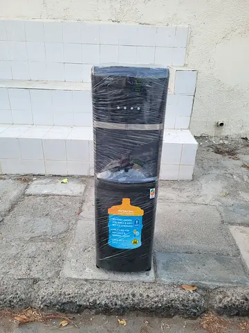 Bottom load water dispenser