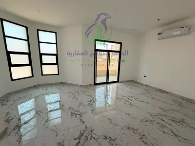 فيلا 4 غرف بالفلج، غرفتان ماستر، مجلسين، غرفة خادمة وغسيل، طابقين، 5 حمامات، بلكونات، باركينغ مغطى ومساحة أمام الفيلا، شارع أسفلت.