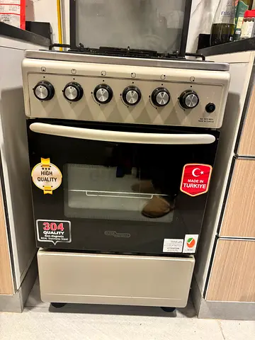 Used freestanding gas oven and stove, stainless finish - great condition