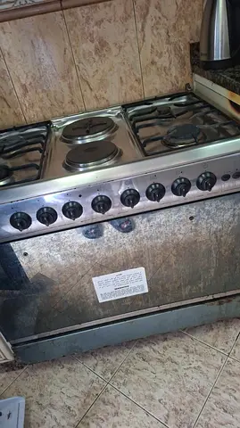Used freestanding gas cooker with electric hotplates (needs cleaning)