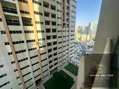 شقة غرفتين وصالة في عجمان وان، قريبة من كورنيش عجمان، بموقع متميز ومساحة ممتازة، 3 حمامات وتكييف مركزي وخزائن بالحائط.