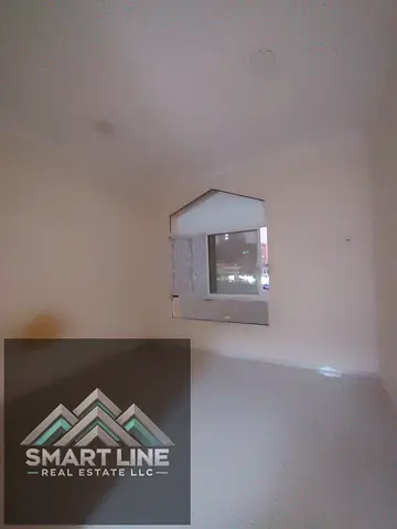 No depot near to sachool studio with siplat ac nice family Bulding rent only 16k