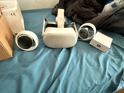 Meta Quest 2 (256 ) VR Headset with Controllers - Good Condition