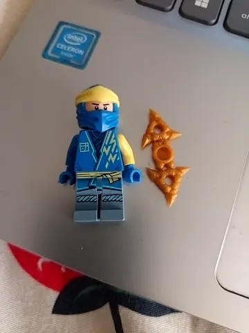 Lego Ninjago Jay Core with different head and 2 Shurikens still on sprues