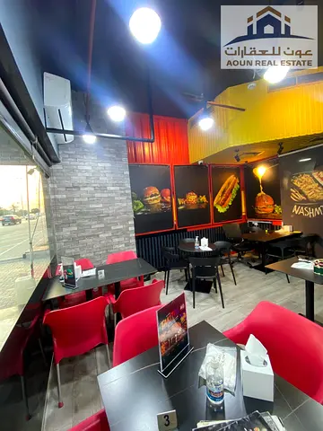 مطعم برغر قائم للبيع في موقع مميز وقريب من البحر