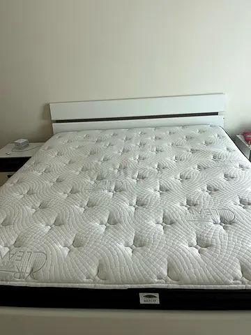 Queen mattress in good condition with base (white tufted)