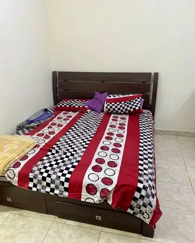 سرير  مع المرتبة  للبيع بدواعى السفر