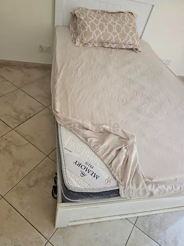 Single bed frame with memory foam mattress - Excellent condition 120*200