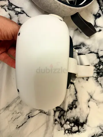 Meta Quest 2 (White) VR Headset - Good Condition, Includes Strap and Case