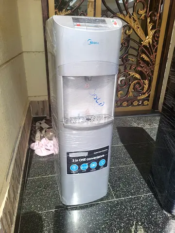 Bottom load water dispenser