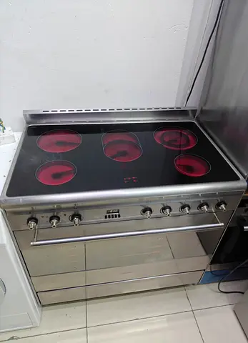 Smeg brand stainless steel electric ceramic hob oven - 5 burners