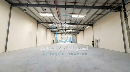 مستودع للإيجار في الصجعة الجليل، 9,000 قدم²، شارع رئيسي، ارتفاع عالٍ، كهرباء 40 كيلوواط، مكتب وحمام ومخزن.