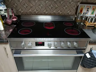 Hisense five Burner Cooker Electric Ceramic 90cm..