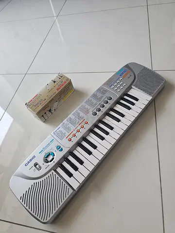 Portable 100 tone casio keyboard, suitable for kid's classes. AC/DC adapter and manual included