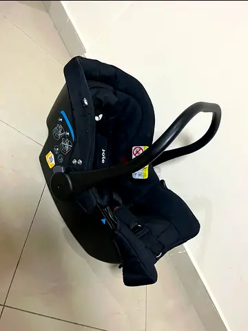 Joie infant car seat / baby carrier in excellent condition
