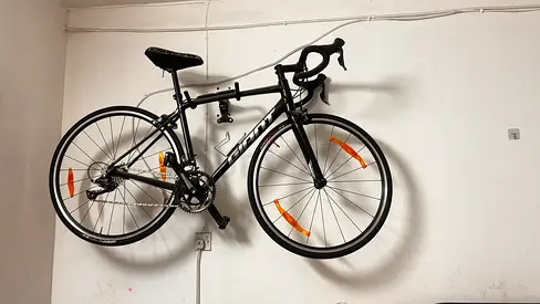 Giant Road bike in good condition - lightweight frame, Shimano gears