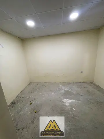 8-room Arab-style house, fully renovated and maintained; prime location in Al Nakheel, near the Ajman Corniche.