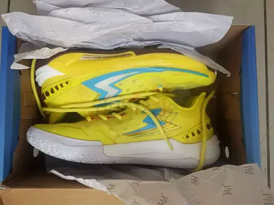 Basketball shoes