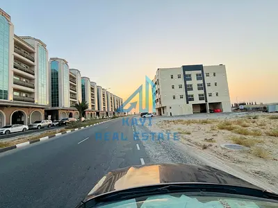 فرصة استثمارية | قطعة أرض (طابق أرضي + 3 طوابق علوية) في موقع متميز بمدينة تلال
