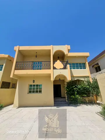 فاخرة  فيلا فاخرة للإيجار بتصميم راقٍ وموقع مميز، توفر أجواء من الخصوصية والراحة، مع مساحات واسعة وتشطيبات أنيقة وإطلالة جميلة.