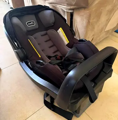 Evenflo infant car seat with base - good condition