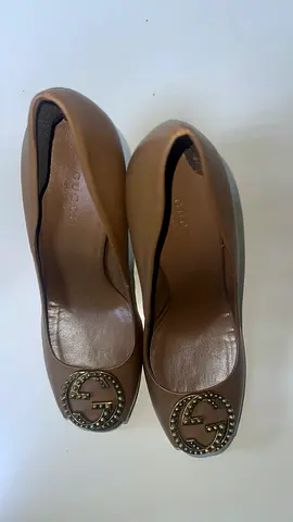 Brown Gucci leather pumps with logo medallion