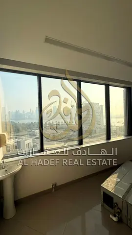 إطلالة مباشرة على البحر | 3 أشهر إلى سنة مجانية | تكييف مجاني على المالك | موقف مجاني