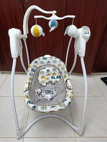 Graco Electric Baby Swing with Plush Toys - Gently Used